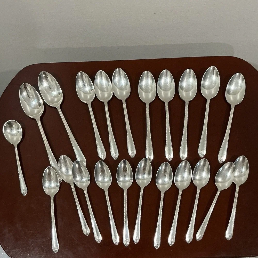 WM A ROGERS Exquisite silver‎ plate flatware 39 pieces with case great condition